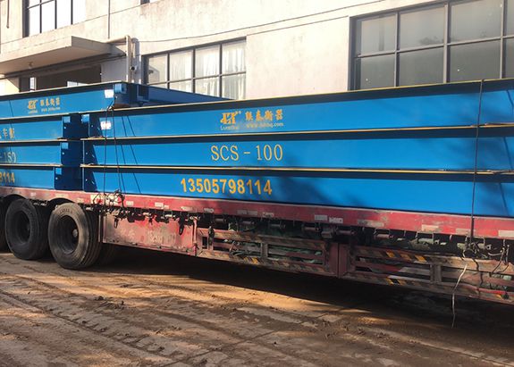 一大掛吊車到現(xiàn)場，等待吊機(jī)現(xiàn)貨